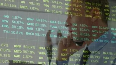 Akıllı telefon kullanan beyaz iş adamının finansal veri işleme animasyonu. iş, teknoloji ve veri işleme kavramı dijital olarak oluşturulmuş video.