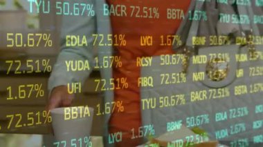 Akıllı telefon kullanan iki ırklı kadının finansal veri işleme animasyonu. iş, teknoloji ve veri işleme kavramı dijital olarak oluşturulmuş video.