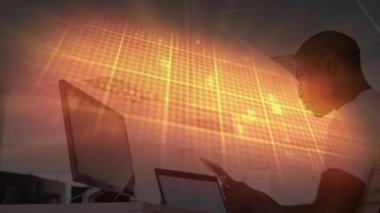 Bilgisayar kullanan insanlar üzerindeki yaşam çizgisi. küresel sağlık, iş ve dijital arayüz kavramı dijital olarak oluşturulmuş video.