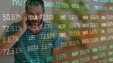 Akıllı telefon kullanan beyaz adamın finansal veri işleme animasyonu. iş, teknoloji ve veri işleme kavramı dijital olarak oluşturulmuş video.