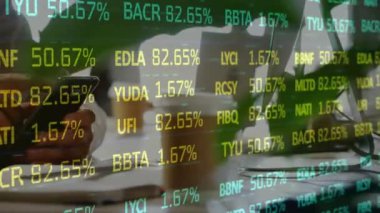 Akıllı telefon kullanan beyaz adamın finansal veri işleme animasyonu. iş, teknoloji ve veri işleme kavramı dijital olarak oluşturulmuş video.