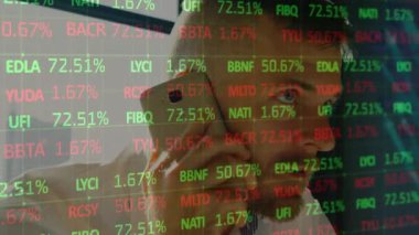 Akıllı telefon kullanan beyaz adamın finansal veri işleme animasyonu. iş, teknoloji ve veri işleme kavramı dijital olarak oluşturulmuş video.
