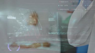 Akıllı telefon kullanan beyaz erkek doktor üzerinden finansal veri işleme animasyonu. tıp, teknoloji ve veri işleme kavramı dijital olarak oluşturulmuş video.