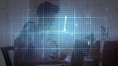 Dizüstü bilgisayar kullanan erkekler üzerinde yaşam çizgisi animasyonu. küresel sağlık, iş ve dijital arayüz kavramı dijital olarak oluşturulmuş video.