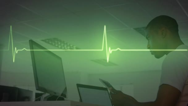 Animação Linha Vida Sobre Homens Usando Computador Conceito Global Saúde — Vídeo de Stock