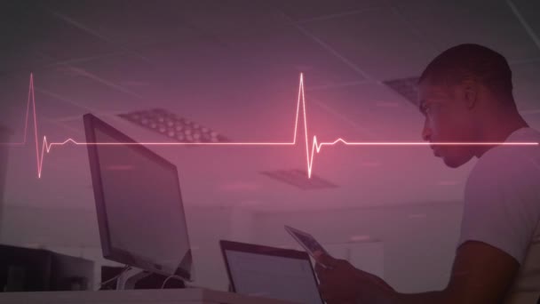 Animação Linha Vida Sobre Homens Usando Computador Conceito Global Saúde — Vídeo de Stock