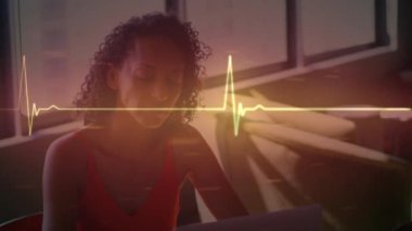 Dizüstü bilgisayar kullanan bir kadın için hayat çizgisi animasyonu. küresel sağlık, iş ve dijital arayüz kavramı dijital olarak oluşturulmuş video.