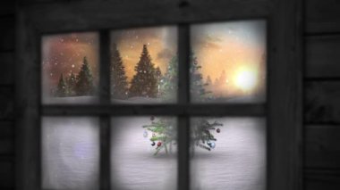 Noel ağacının üzerine düşen kar animasyonu ve pencereden görülen kış manzarası. Noel, gelenek ve kutlama konsepti dijital olarak oluşturuldu.