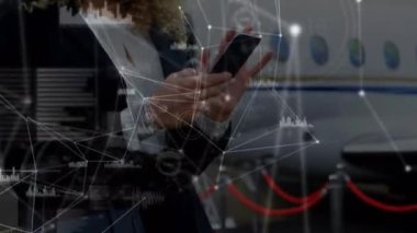 Havaalanında akıllı telefon kullanan iş kadınlarının bağlantı ağının animasyonu. küresel iş, dijital arayüz ve teknoloji konsepti dijital olarak oluşturulmuş video.