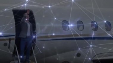 Havaalanındaki iş adamları üzerindeki bağlantı ağının animasyonu. küresel iş, dijital arayüz ve teknoloji konsepti dijital olarak oluşturulmuş video.