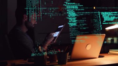 Tablet ve dizüstü bilgisayar kullanan beyaz iş adamının veri işleme animasyonu. küresel iş, bilgisayar, teknoloji ve veri işleme kavramı dijital olarak oluşturulmuş video.