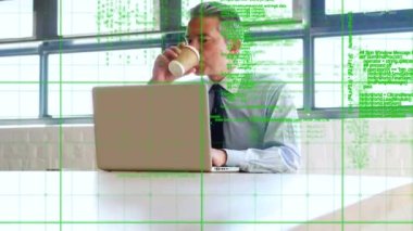 Kafkas iş adamının dizüstü bilgisayarla veri işleme animasyonu. küresel iş, bilgisayar, teknoloji ve veri işleme kavramı dijital olarak oluşturulmuş video.