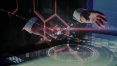 Kafkas iş adamının ellerindeki veri işleme üzerinde dönen DNA iplikçiklerinin animasyonu. küresel bilim, veri işleme ve dijital arayüz kavramı dijital olarak oluşturulmuş video.
