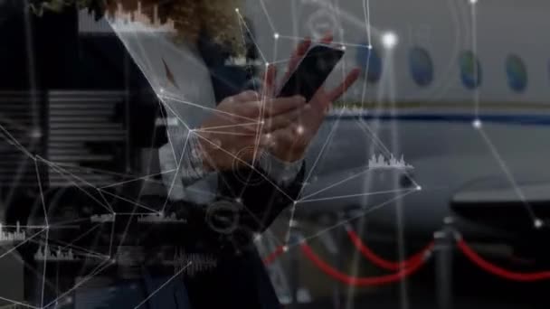 Animation Network Connections Businesswomen Using Smartphone Airport Global Business Digital — Vídeo de stock