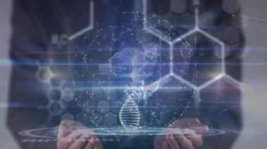 DNA iplikçiklerinin bilimsel veri işleme üzerinde dönmesinin animasyonu beyaz adamın ellerinde. küresel bilim, veri işleme ve dijital arayüz kavramı dijital olarak oluşturulmuş video.