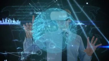 VR kulaklık takan Kafkasyalı iş adamının dünya çapındaki bağlantılarının animasyonu. küresel bağlantılar, ağlar ve veri işleme konsepti dijital olarak oluşturulmuş video.