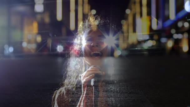 Animação Tráfego Rodoviário Turvo Sobre Mulheres Biraciais Cantando Festa Música — Vídeo de Stock