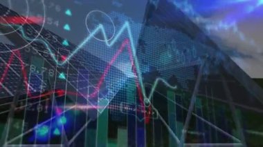 Güneş panelleri üzerinden finansal verilerin animasyonu. küresel enerji, yenilenebilir kaynaklar, finans ve teknoloji konsepti dijital olarak oluşturulmuş video.