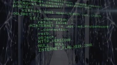 Sunucular üzerinde yeşil olarak veri işleme animasyonu. küresel ağ, bağlantılar, veri işleme, teknoloji ve dijital arayüz kavramı dijital olarak oluşturulmuş video.