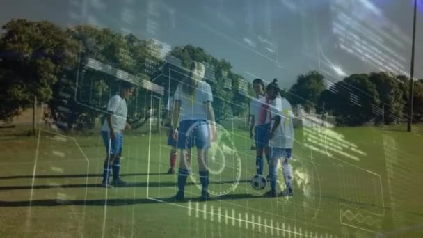 屋外でサッカーをしている多様な男の子と女の子に対するデータ処理のアニメーション 世界中のスポーツ ネットワーク接続 テクノロジーの概念がデジタルで生成され — ストック動画