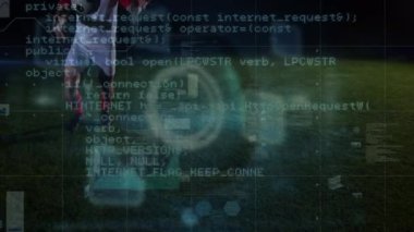 Stadyumdaki beyaz erkek futbolcunun bacaklarının üzerinde çeşitli veri işleme animasyonları. global spor, ağ bağlantıları ve dijital olarak üretilen video konsepti.