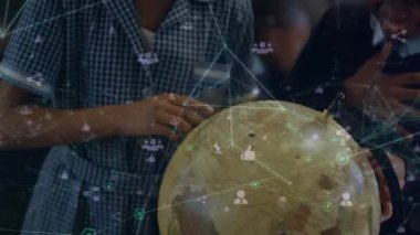 Okuldaki farklı öğrencilerin orta kesimdeki dünya ile bağlantılarının animasyonu. İlköğretim, coğrafya, bağlantılar ve teknoloji konsepti dijital olarak oluşturulmuş video.