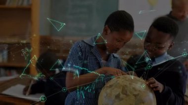 Afrika kökenli Amerikalı öğrencilerin okuldaki dünya ile olan bağlantılarının ve üçgenlerinin animasyonu. İlköğretim, coğrafya, bağlantılar ve teknoloji konsepti dijital olarak oluşturulmuş video.