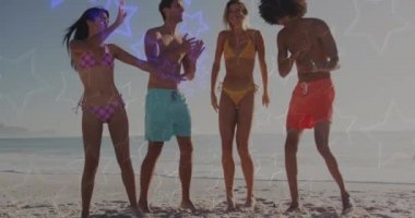 Neon yıldızlarının animasyonu, kumsalda dans eden farklı arkadaşlara göre renk değiştiriyor. Tatiller, tatiller, arkadaşlık ve birlikte zaman geçirme konsepti dijital olarak oluşturulmuş video.