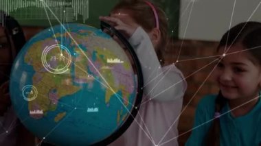 Okuldaki dünya çapındaki farklı kızlarla olan bağlantıların animasyonu. İlköğretim, coğrafya, bağlantılar ve teknoloji konsepti dijital olarak oluşturulmuş video.