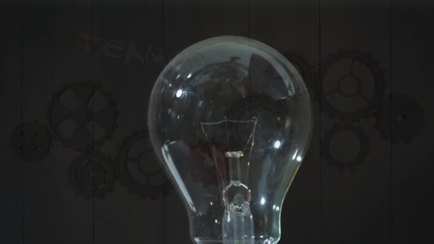 ギアで茶色の背景に電球の照明のアニメーション 思考やアイデアや技術の概念をデジタルで生成し — ストック動画