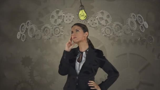 Анимация Белой Женщины Использующей Смартфон Поверх Лампочки Коричневого Фона Шестернями — стоковое видео