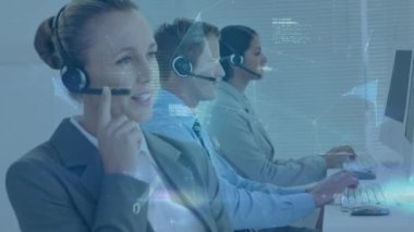 Kulaklıklı kadın ve erkek danışmanlar üzerinde veri işleme ve küre animasyonu. küresel iş, dış kaynak, bağlantılar ve teknoloji konsepti dijital olarak oluşturulmuş video.