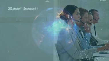 Kulaklıklı kadın ve erkek danışmanlar üzerinde veri işleme ve küre animasyonu. küresel iş, dış kaynak, bağlantılar ve teknoloji konsepti dijital olarak oluşturulmuş video.