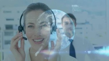 Kulaklıklı beyaz kadın danışman yerine veri işleme ve küre animasyonu. küresel iş, dış kaynak, bağlantılar ve teknoloji konsepti dijital olarak oluşturulmuş video.