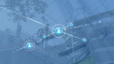 Ev anahtarları ve mimarların çizimlerinin üzerindeki simgelerle bağlantı ağının animasyonu. küresel ağlar, geliştirme ve dijital arayüz kavramı dijital olarak oluşturulmuş video.