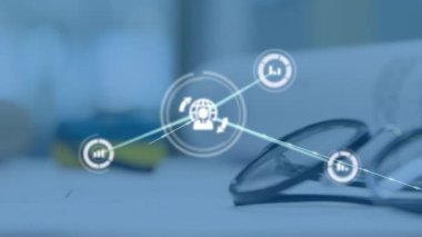 Gözlükler ve mimarların çizimlerinin üzerindeki simgelerle bağlantı ağının animasyonu. küresel ağlar, geliştirme ve dijital arayüz kavramı dijital olarak oluşturulmuş video.