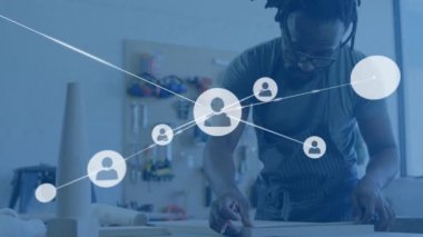 Erkek Afro-Amerikan mimarın üzerindeki simgelerle bağlantı ağının animasyonu. küresel ağlar, geliştirme ve dijital arayüz kavramı dijital olarak oluşturulmuş video.