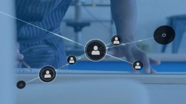 Kadın Afro-Amerikan mimarın üzerindeki simgelerle bağlantı ağının animasyonu. küresel ağlar, geliştirme ve dijital arayüz kavramı dijital olarak oluşturulmuş video.