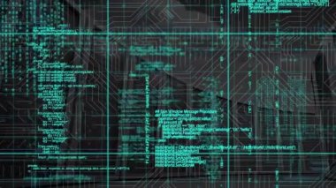 Yeşil ve siyah uzayda entegre devre üzerinden veri işleme animasyonu. küresel teknoloji, veri işleme ve dijital arayüz konsepti dijital olarak oluşturulmuş video.