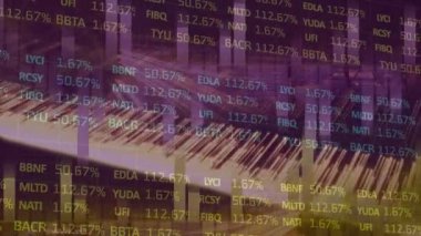 Mor arkaplandaki ışıklarla finansal verilerin animasyonu. küresel finans, ekonomi, iş ve dijital arayüz kavramı dijital olarak oluşturulmuş video.