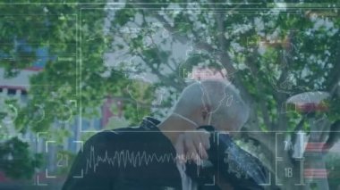 Akıllı adam kullanarak, beyaz maskeli bir adam üzerinde tıbbi veri işleme animasyonu. küresel bilim, bağlantılar ve veri işleme covid 19 salgın konsepti dijital olarak oluşturulmuş video.