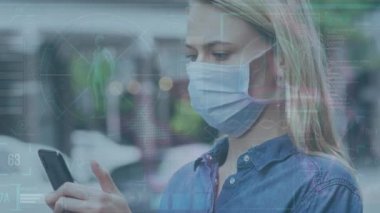 Akıllı telefon kullanarak beyaz maskeli kadın üzerinde tıbbi veri işleme animasyonu. küresel bilim, bağlantılar ve veri işleme covid 19 salgın konsepti dijital olarak oluşturulmuş video.