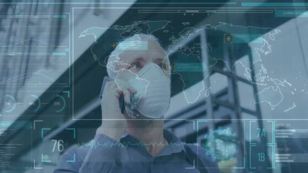 Akıllı Telefon Kullanarak Beyaz Maskeli Bir Adam Üzerinde Tıbbi Veri — Stok video