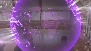 Sahadaki çeşitli erkek basketbolcuların üzerine ışık tutulan mor küre animasyonu. küresel spor ve yarışma konsepti dijital olarak oluşturulmuş video.