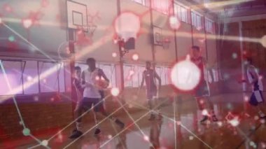 Sahadaki çeşitli erkek basketbol oyuncuları üzerinden bağlantı ağının animasyonu. küresel spor, rekabet ve teknoloji konsepti dijital olarak oluşturulmuş video.