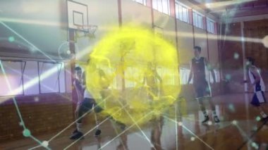 Sarı dumanların animasyonu ve çeşitli erkek basketbol oyuncuları üzerindeki bağlantı ağı. küresel spor, rekabet ve teknoloji konsepti dijital olarak oluşturulmuş video.