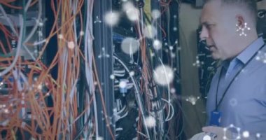 Sunucuların başında duran beyaz adamın üzerindeki moleküllerin animasyonu. bilgisayarlar, bilim ve teknoloji konsepti dijital olarak oluşturulmuş video.