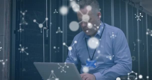 Sunucu Odasında Dizüstü Bilgisayarda Çalışan Beyaz Adamın Üzerindeki Moleküllerin Animasyonu — Stok video