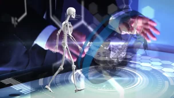 Κινούμενα Σχέδια Ανθρώπινου Εγκεφάλου Και Σκελετού Και Επεξεργασία Δεδομένων Πάνω — Αρχείο Βίντεο