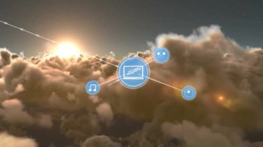 Gökyüzü üzerindeki bulutlarla bağlantı ağının animasyonu. küresel ağlar, bağlantılar ve dijital arayüz konsepti dijital olarak oluşturulmuş video.